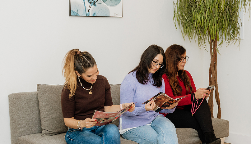 Tres personas en una sesión de coaching para orientación académica y profesional
